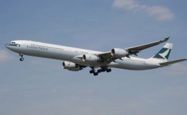 Большой самолет Airbus A340-600 летает между континентами