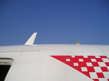 Фотография, демонстрирующая антенны на фюзеляже самолета.