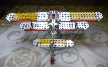 Модель самолета АН-2, собранная из металличсекого конструктора Самоделкин